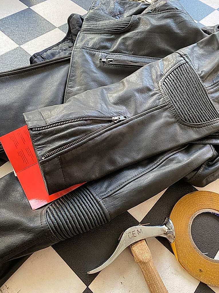 Deri motosiklet montu kol kısaltma işlemi